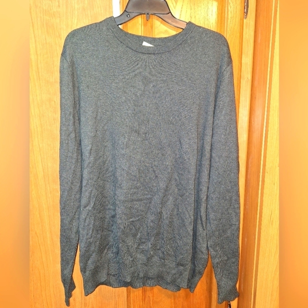 A Hawker Rye Gray long sleeve cotton and cashmere sweater in a men's size XL.